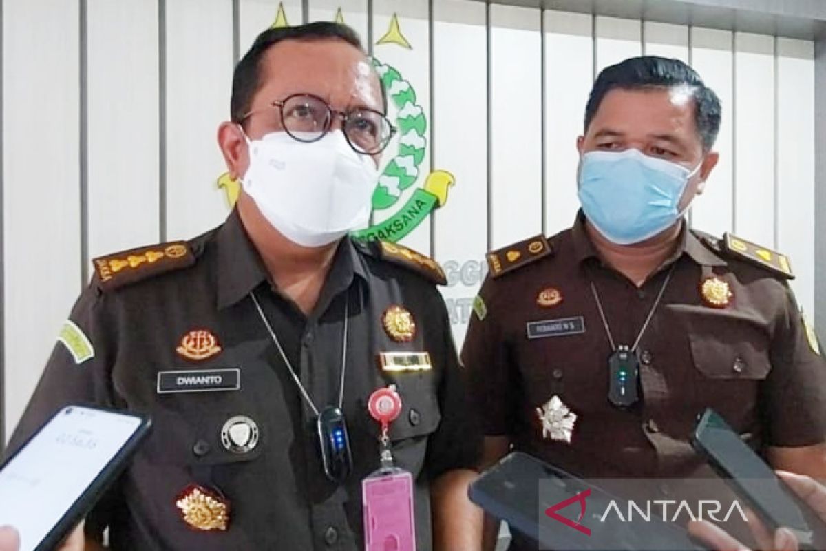 Penyidik Kejati Kalsel serahkan tersangka korupsi dok kapal ke JPU