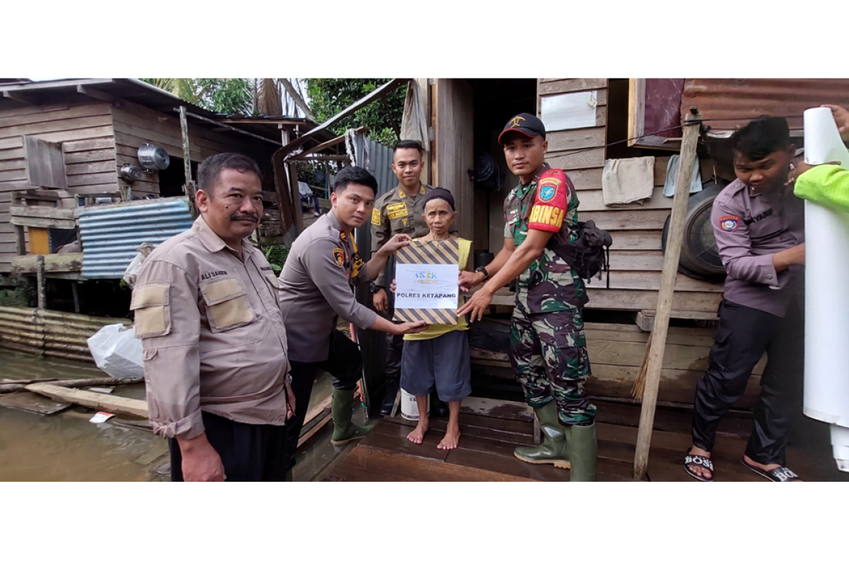 Polsek Sandai beri bantuan sembako pada korban banjir