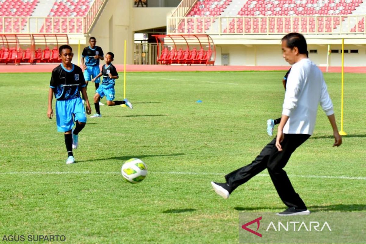 Presiden Jokowi ikut bermain sepak bola bersama talenta Papua Football Academy