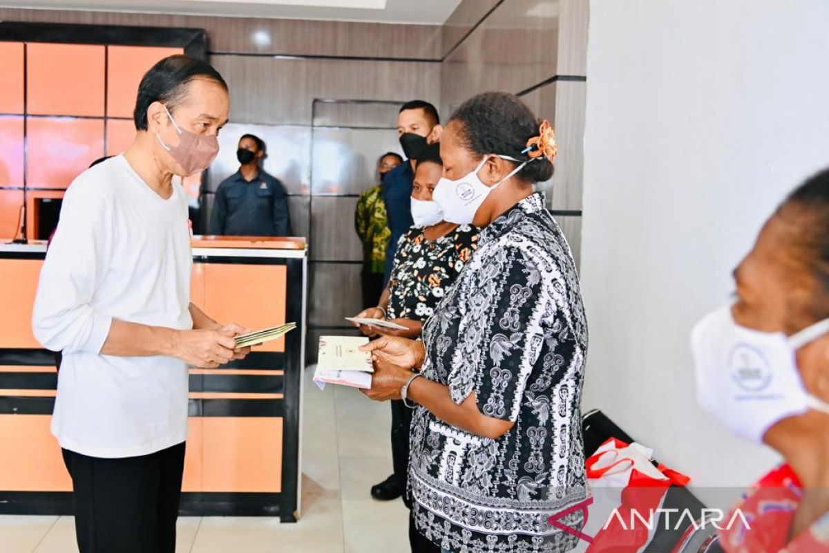 Presiden Jokowi mulai bagikan bantuan langsung tunai  di Jayapura