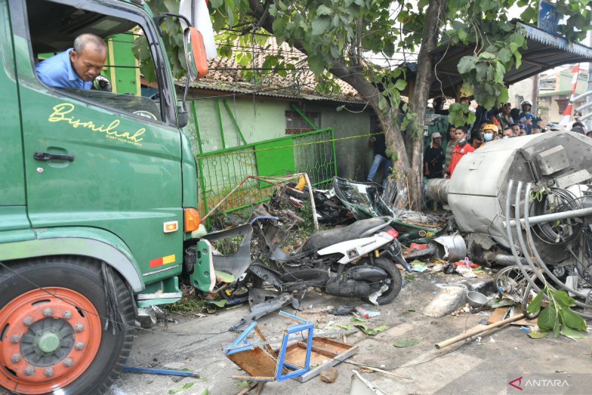 Evakuasi Kecelakaan Truk Kontainer Di Bekasi - ANTARA News