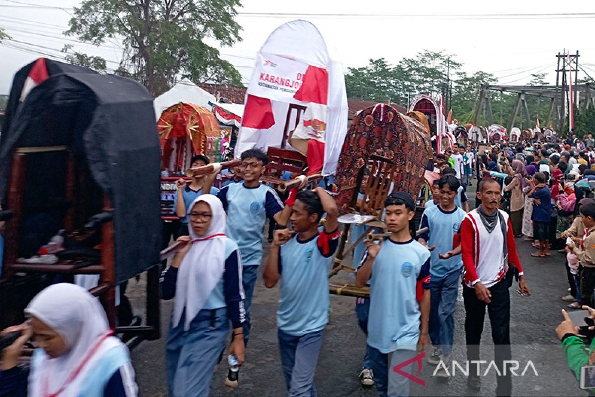 Kirab Replika Tandu Soedirman di Purbalingga menumbangkan rekor MURI