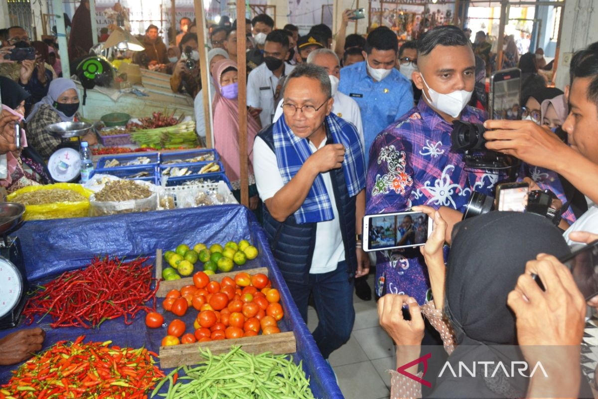 Mendag borong sejumlah bahan pokok di Pasar Merdeka Samarinda