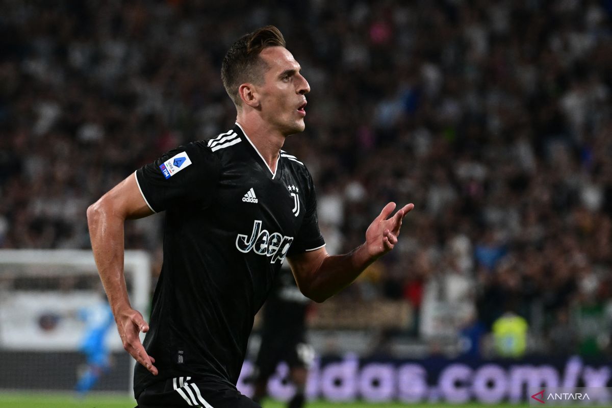 Penyerang Juventus Arkadiusz Milik kembali operasi lutut