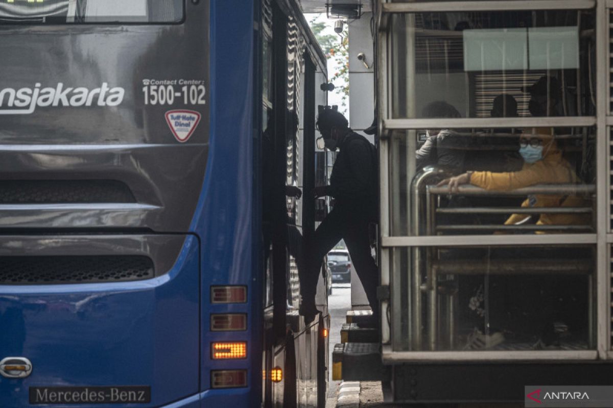 Mulai hari ini, TransJakarta beroperasi 24 jam