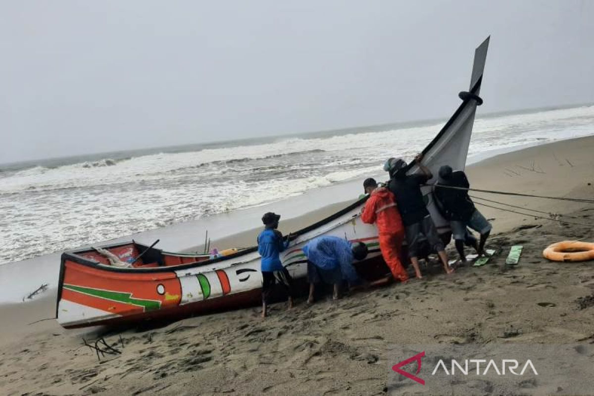 Tiga nelayan Aceh Barat tenggelam dihempas badai, korban selamat