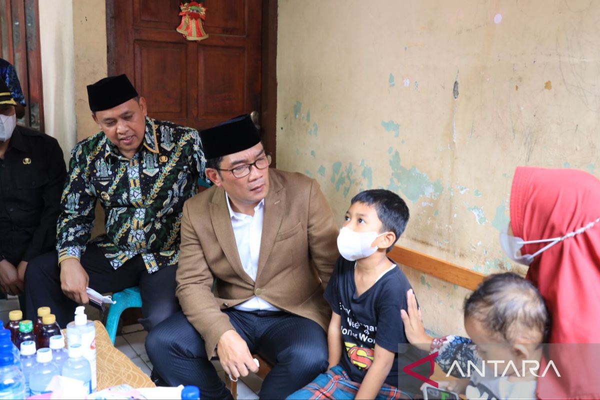 Ridwan Kamil bertakziah ke rumah keluarga korban kecelakaan maut di Bekasi