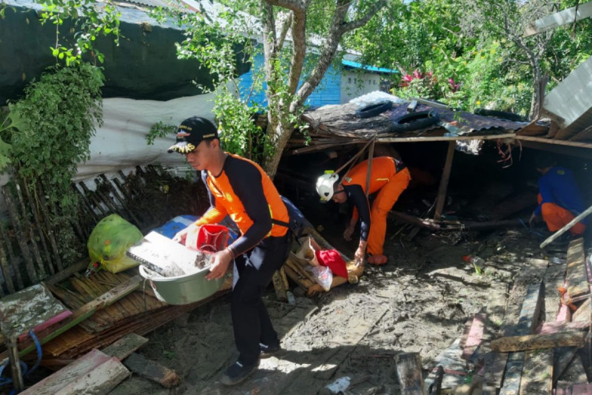 Pemkab Banggai suplai air bersih untuk korban banjir Desa Pohi