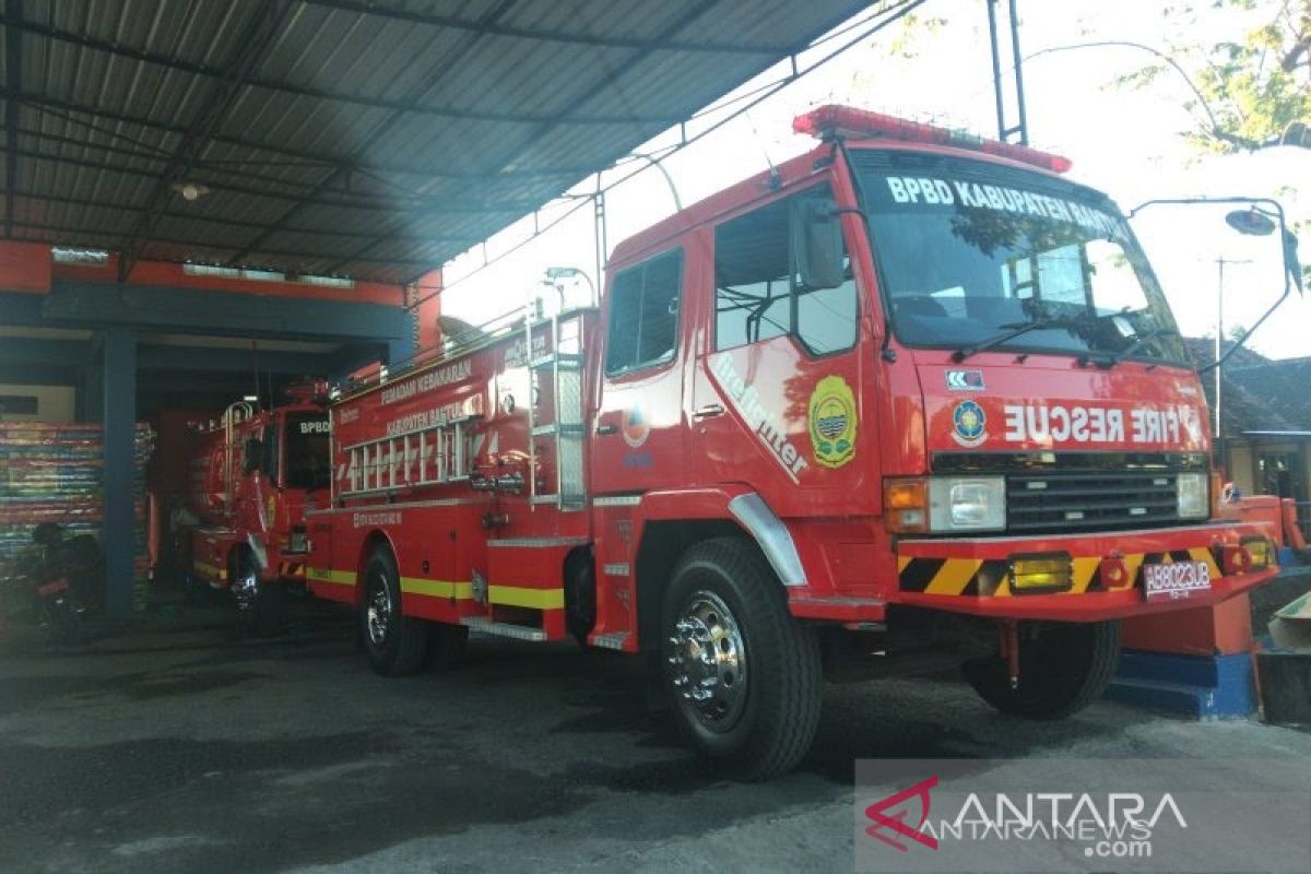 BPBD Bantul mengerahkan personel padamkan kebakaran gudang kerajinan