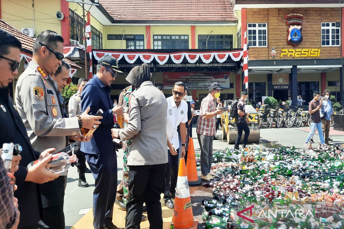 4.239 botol miras ilegal dimusnahkan di Banjarmasin