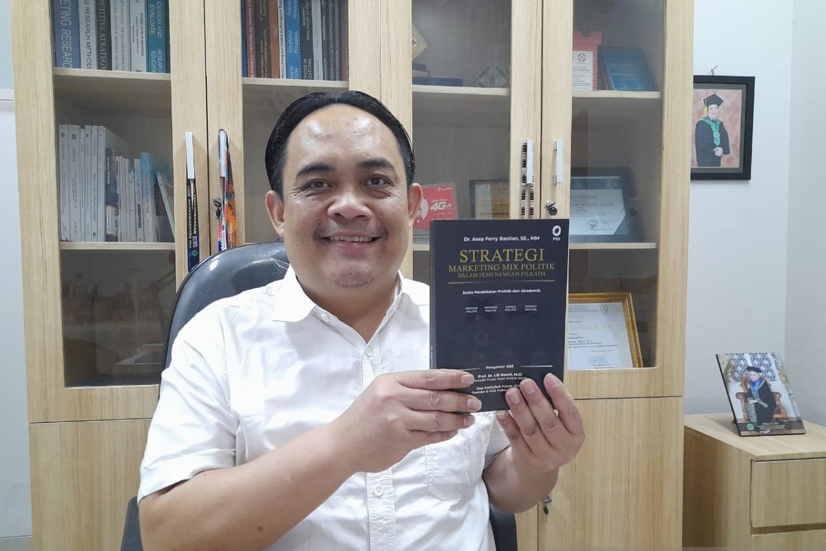 Dekan FEB UNIS Tangerang luncurkan buku pertama terkait marketing politik