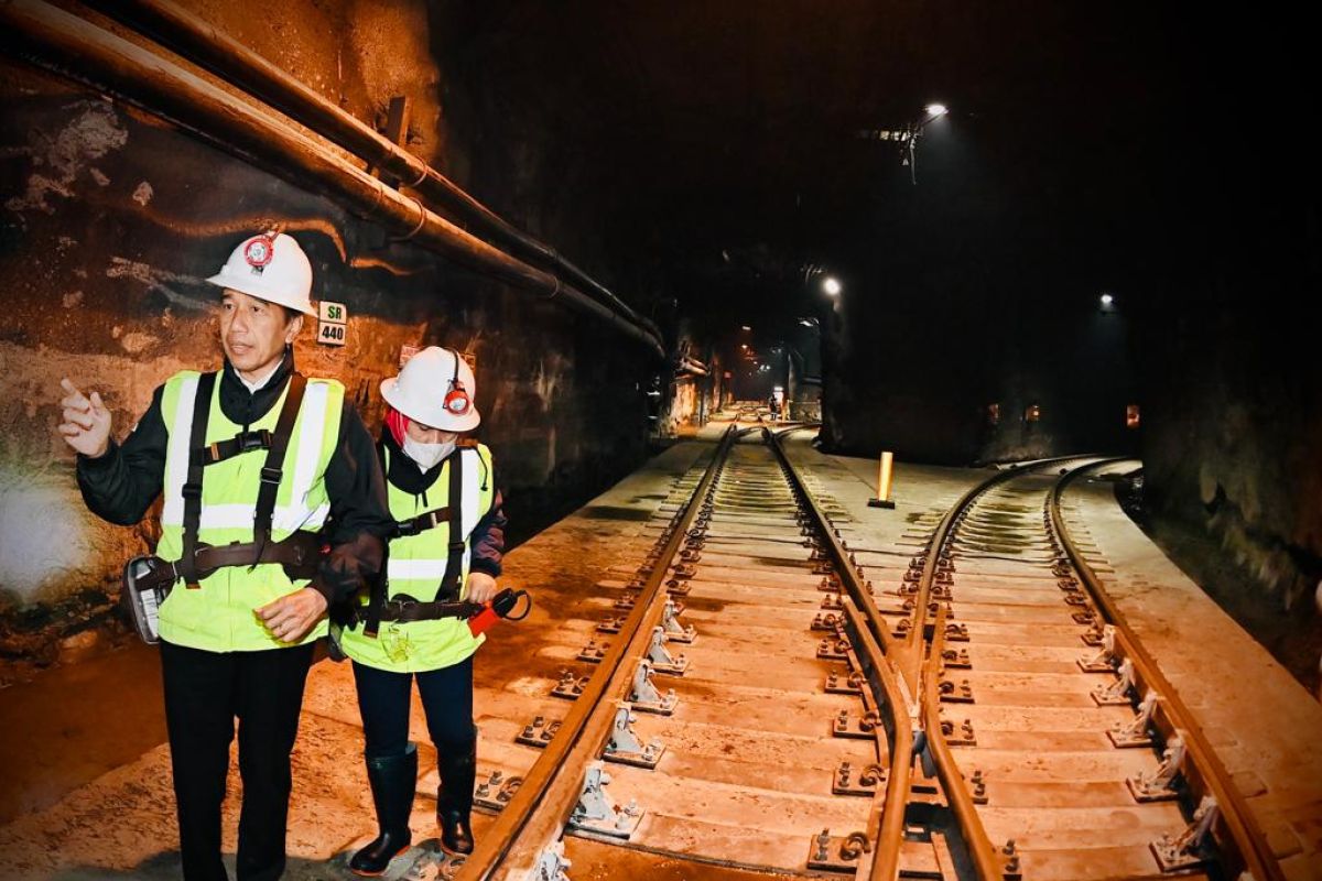 Presiden Jokowi dan Ibu Iriana melihat langsung aktivitas penambangan bawah tanah Freeport