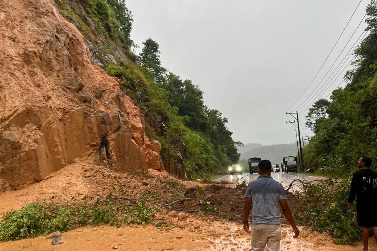 Longsor di badan jalan, pelintas Banda Aceh-Calang diminta berhati-hati