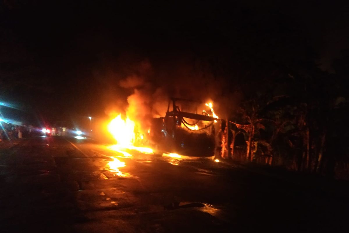 Bus rute Jawa-Bali ludes terbakar di jalan pantura Situbondo