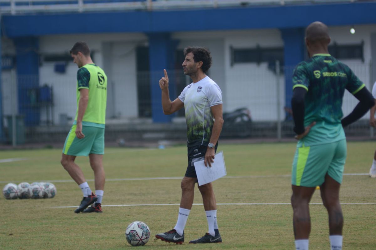 Luis Milla perdana pimpin latihan Persib Bandung