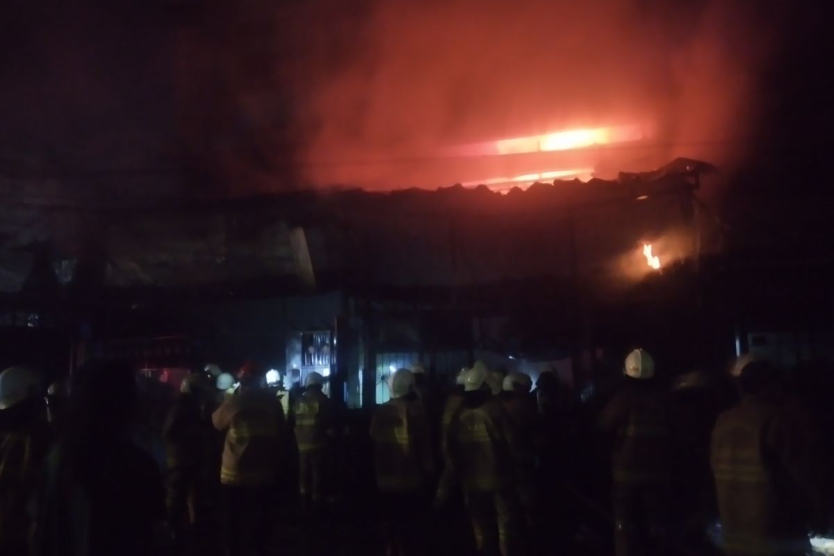 Rumah kos tiga lantai di Jakarta terbakar