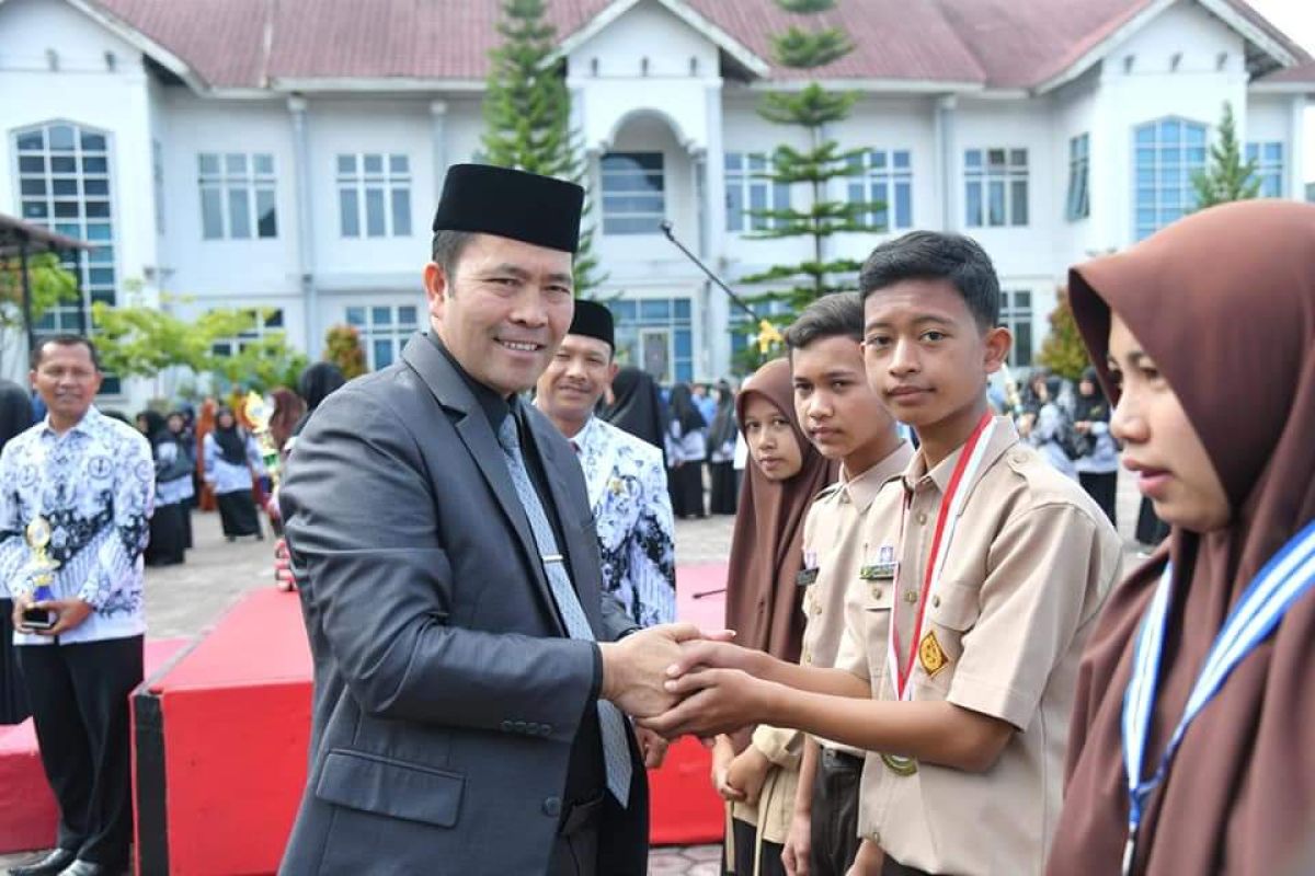 Peringati Hardikda, Pj Bupati Bener Meriah serahkan penghargaan siswa berprestasi