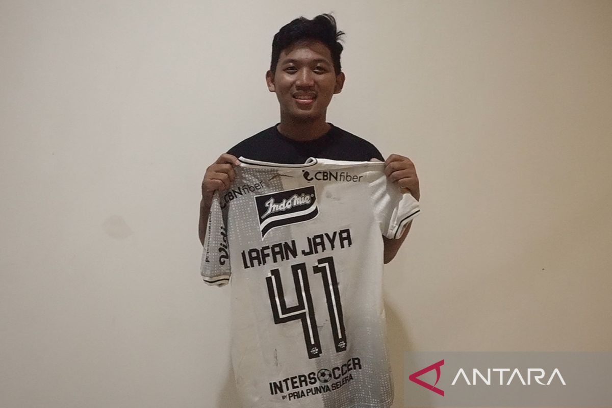 Suporter Bali United asal Tulungagung dapat jersey Irfan Jaya
