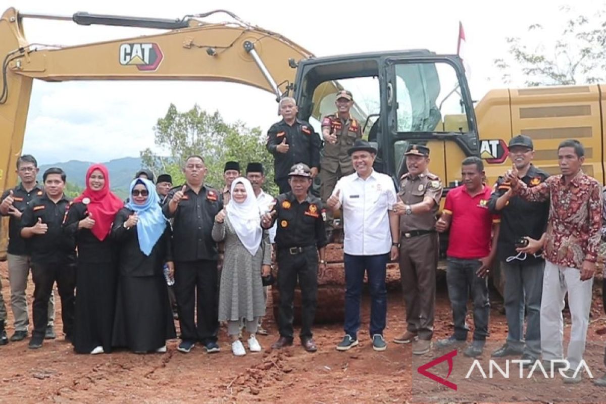 Bupati serahkan bantuan ekskavator ke masyarakat Kabupaten Solok