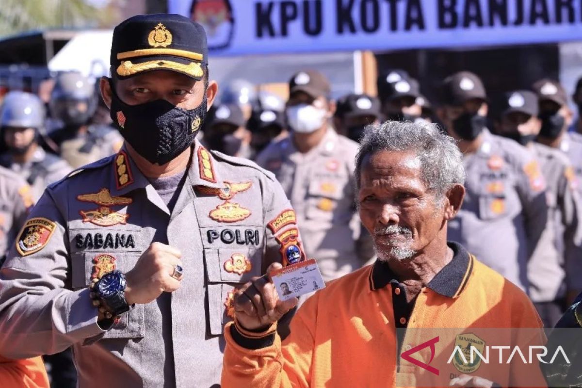 Kapolresta Banjarmasin apresiasi petugas kebersihan kota SIM gratis