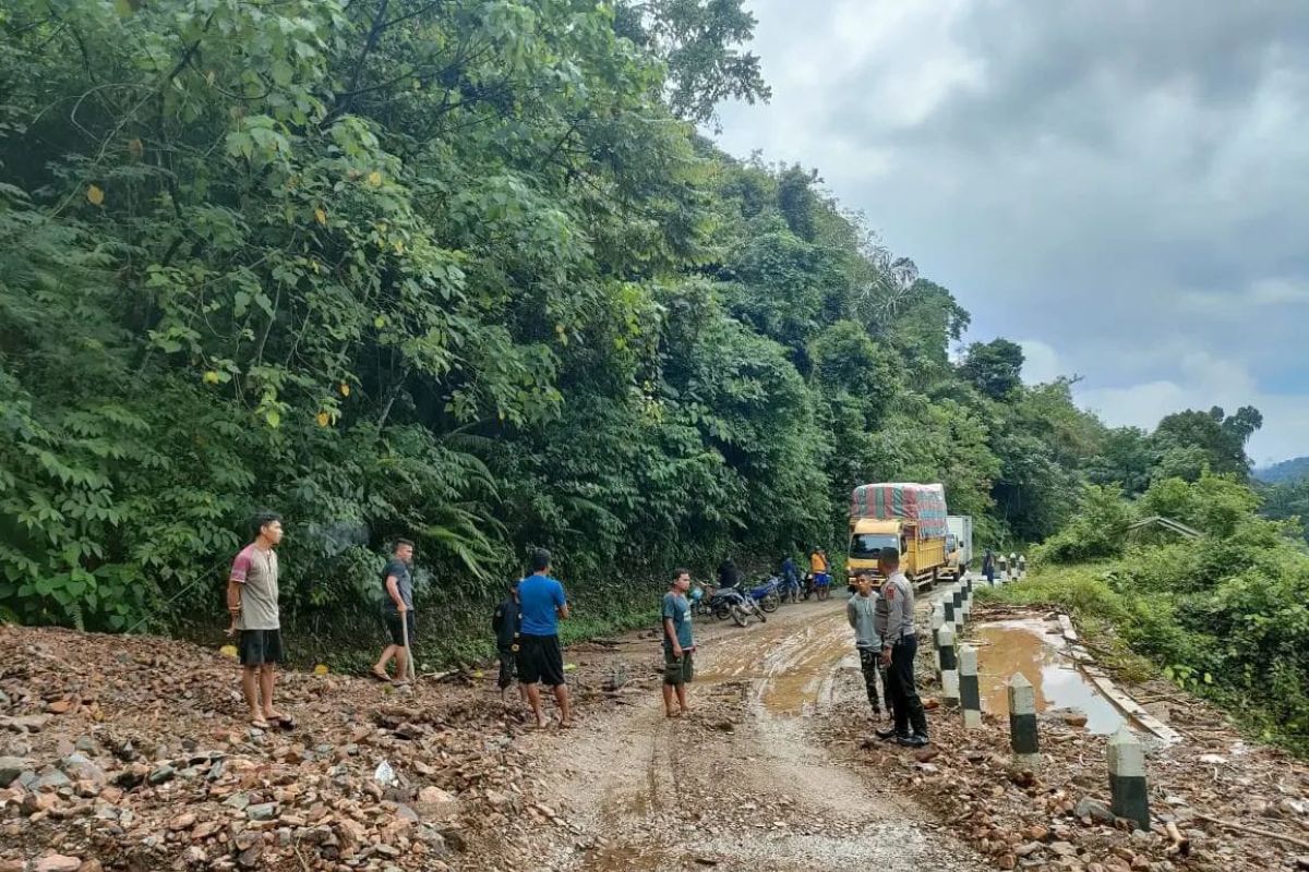 Polisi berlakukan buka tutup jalan nasional Merangin-Kerinci akibat longsor