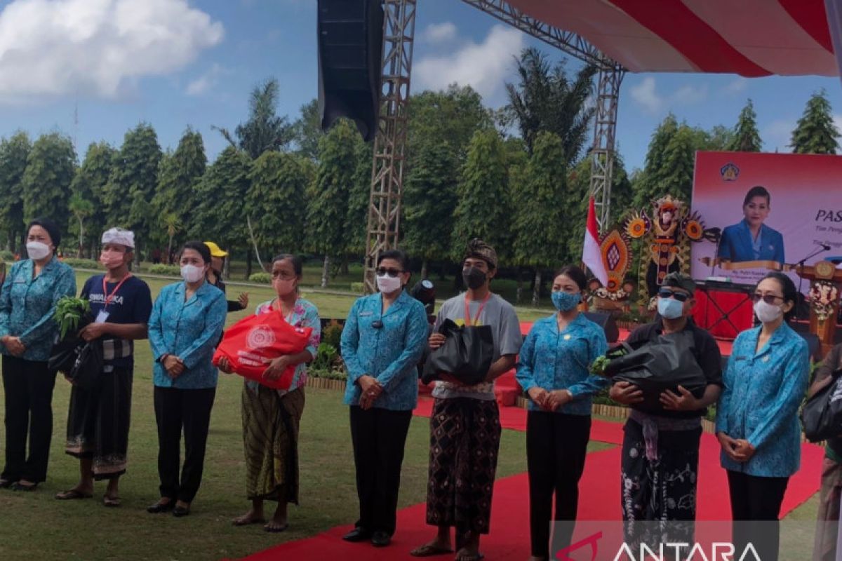 PKK Bali beri bantuan makanan sehat guna cegah stunting