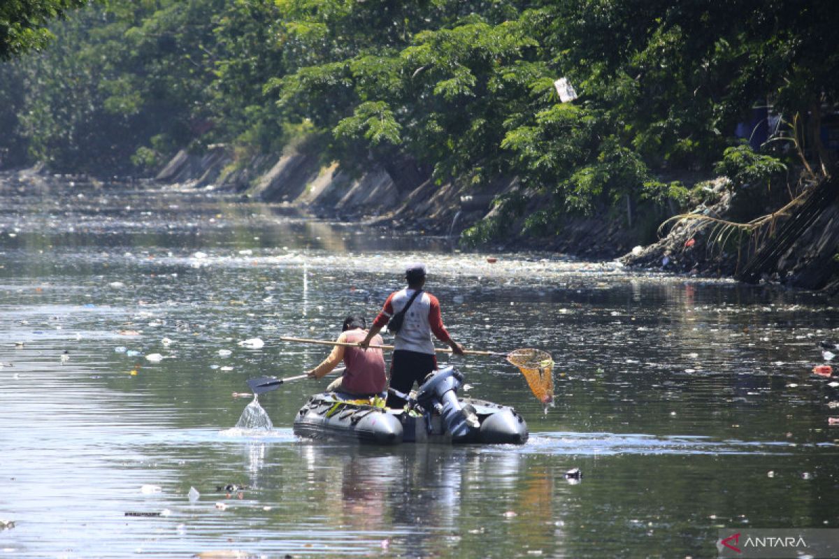 Pembersihan sampah di sungai Surabaya