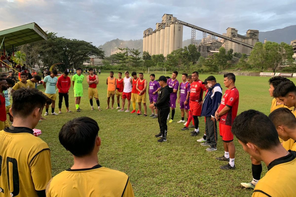 Bos Semen Padang minta pemain percaya diri raih kemenangan perdana