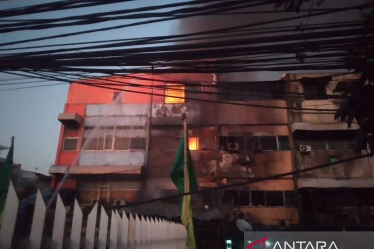 Ruko 3 lantai di Jakarta terbakar