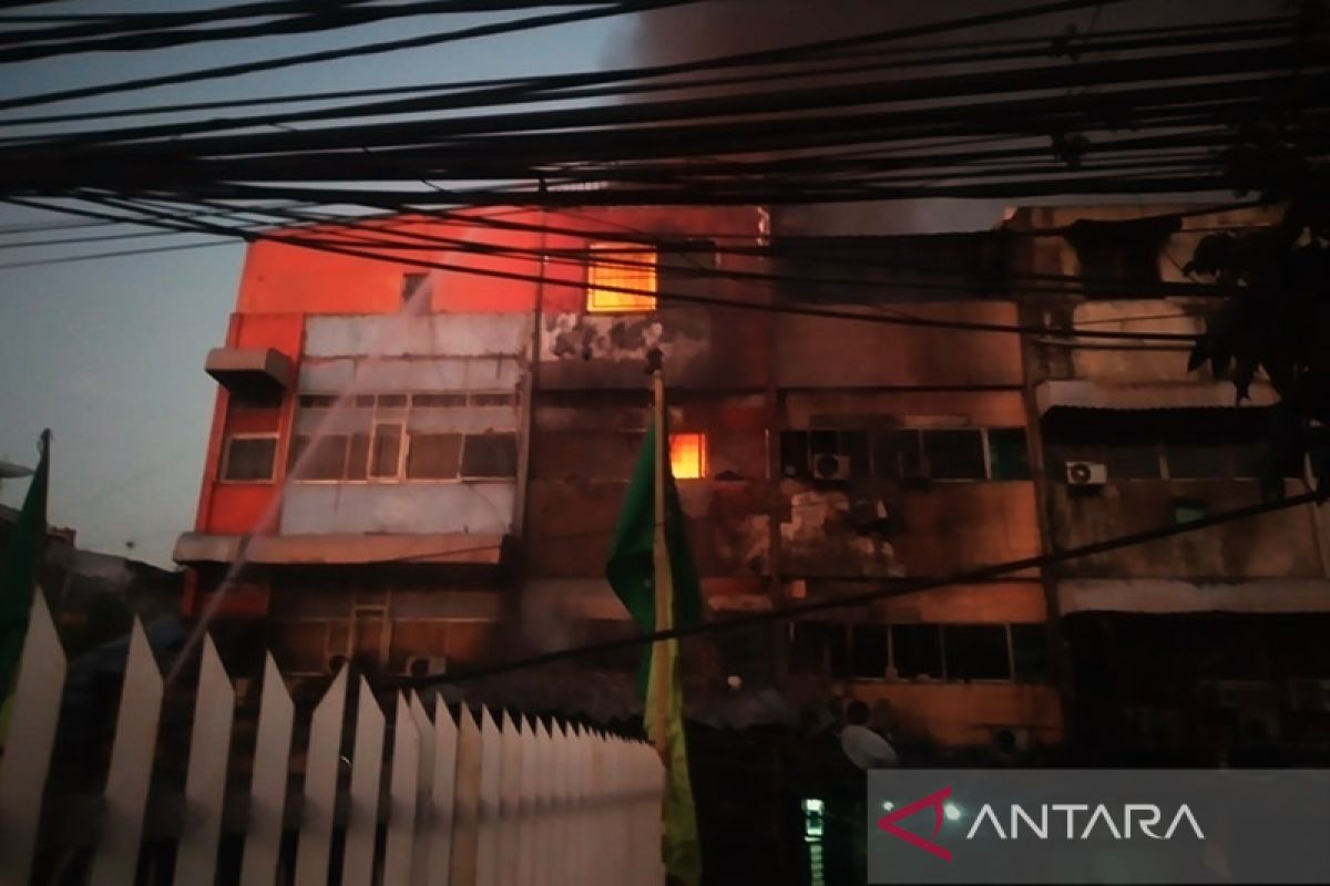 Ruko 3 lantai berisi toko aquarium di Kartini Sawah Besar terbakar
