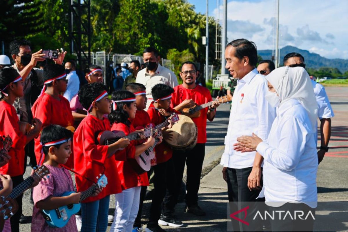 Presiden Jokowi nikmati musik ukulele oleh anak-anak Maluku