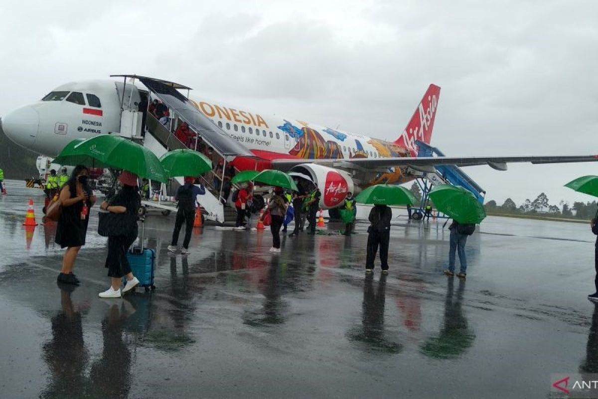 Maskapai AirAsia secara resmi buka penerbangan perdana rute Jakarta-Silangit PP