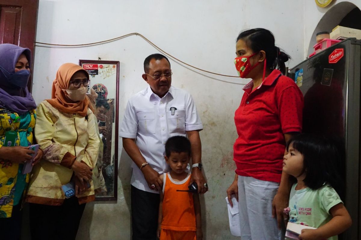 Pemkot Surabaya bantu warga kesulitan penuhi kebutuhan susu anak