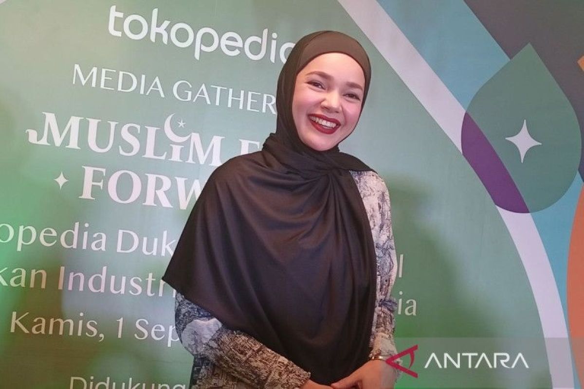 Tips belanja daring produk fesyen ala aktris Dewi Sandra