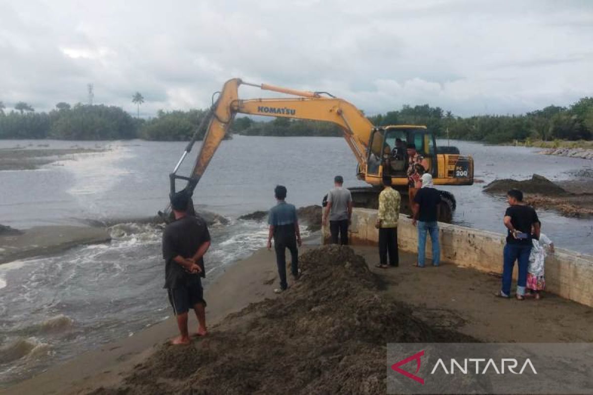 BPBD keruk muara sungai di Aceh Barat cegah genangan banjir
