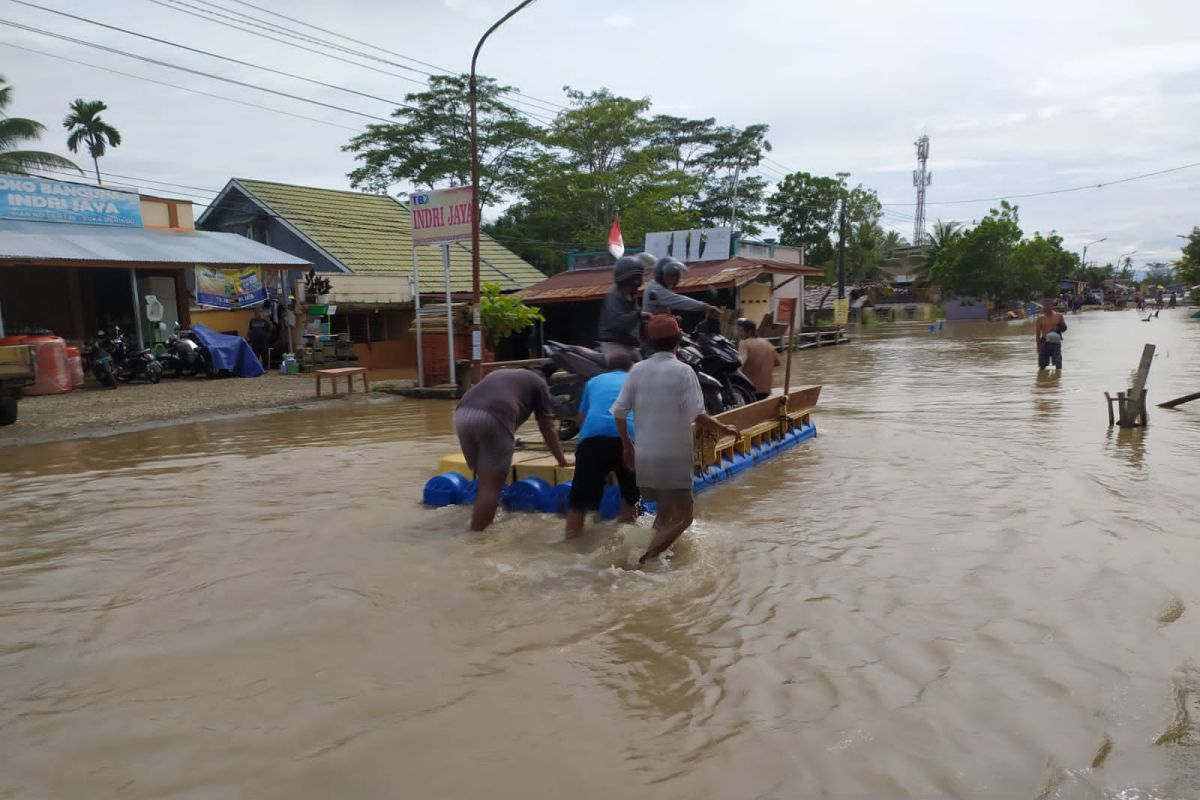 Warga korban banjir di Bengkulu sediakan rakit untuk pengendara jalan