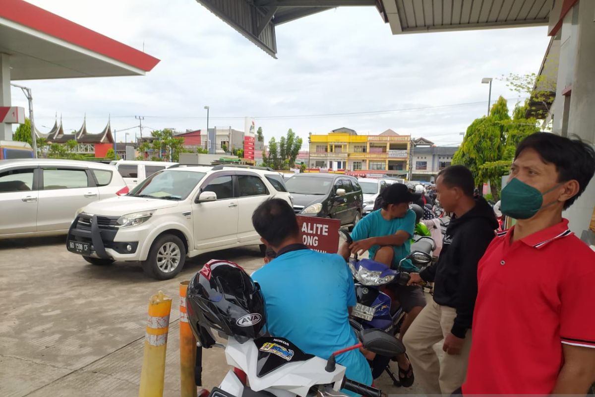 Ratusan kendaraan di Bengkulu antre di SPBU setelah harga BBM naik