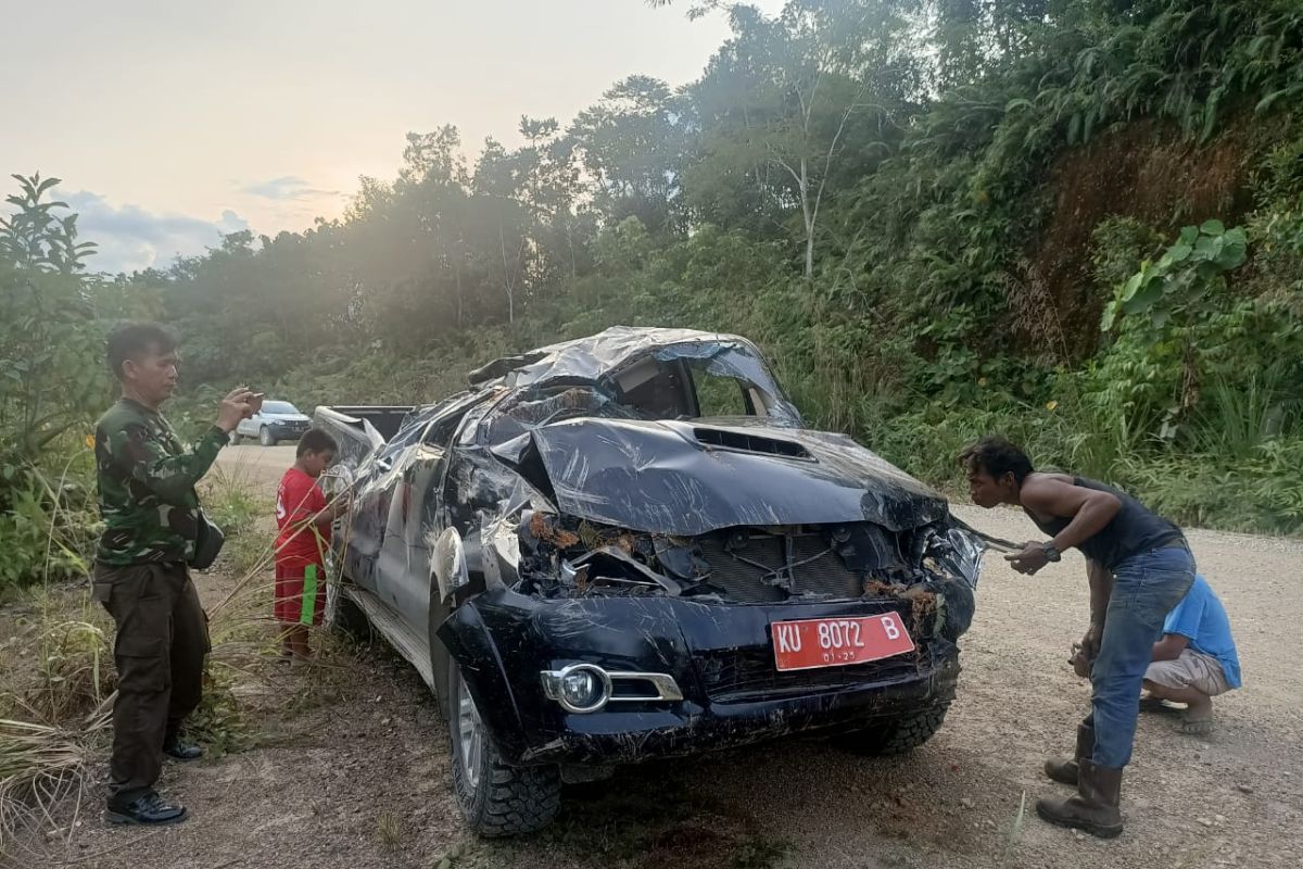 Mobil membawa tim vaksinator covid-19 masuk jurang di Desa Nahaya