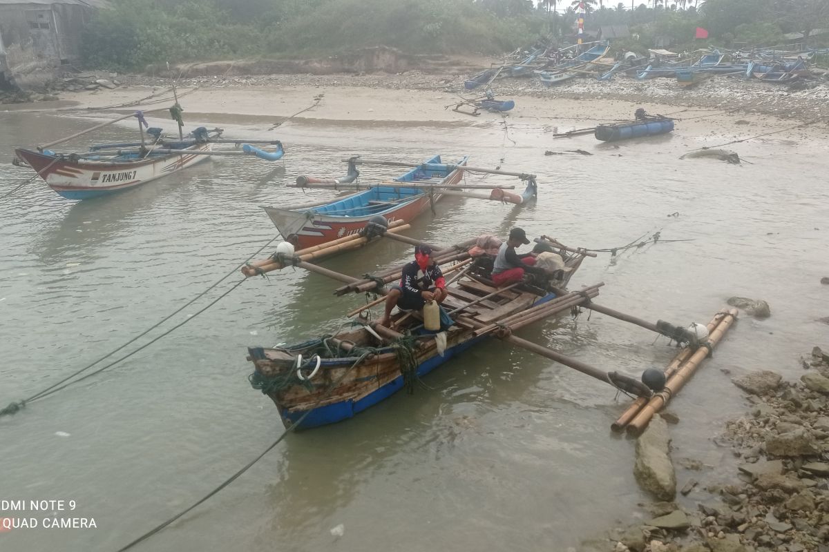 Angin kencang, Nelayan Teluk Labuan  kembali ke pesisir