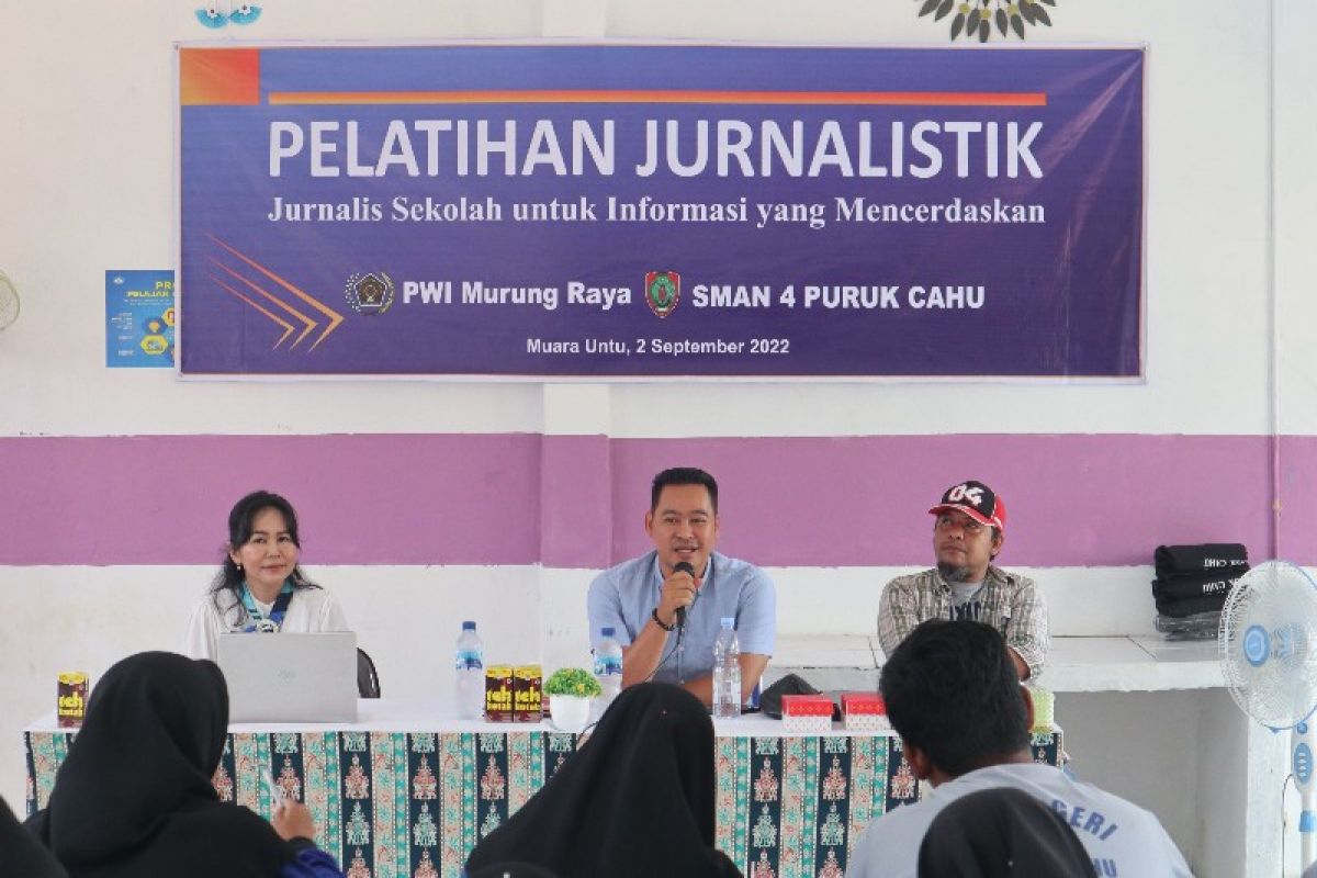 Puluhan siswa SMAN 4 Puruk Cahu diberikan pelatihan jurnalistik