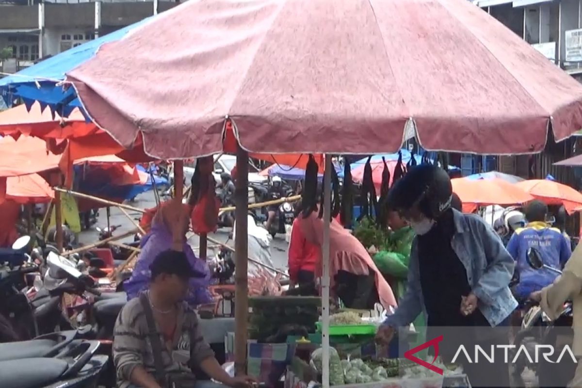 Pedagang di pasar Bengkulu jual dagangan dengan murah
