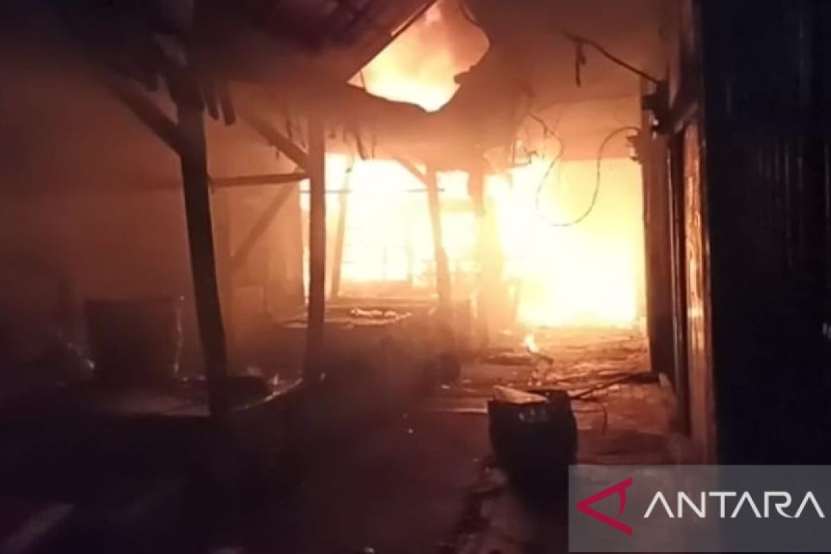 Damkar padamkan kebakaran lapak dan kios Pasar Lettu Bakri Sukabumi