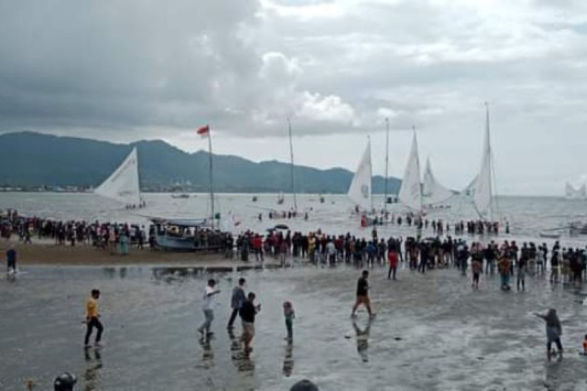 Ribuan warga Mamuju sambut perahu sandeq berlayar ke IKN