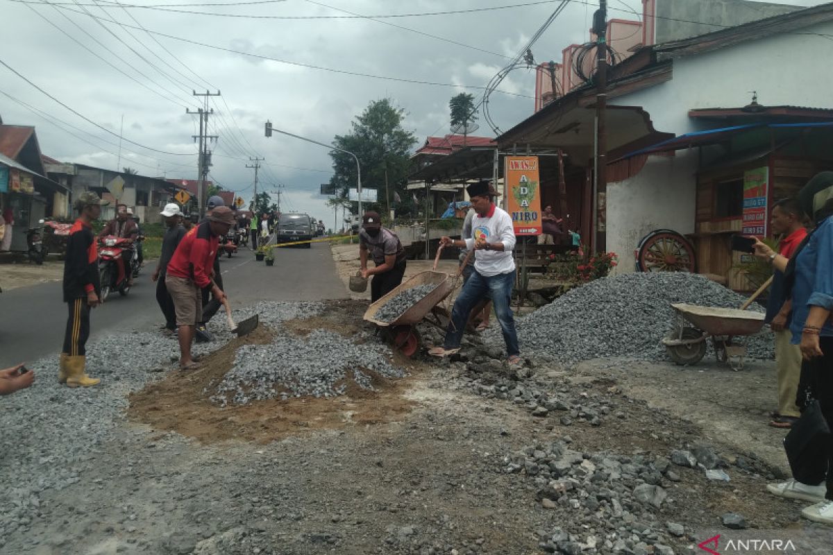 Masyarakat Nagari Andaleh gotong royong perbaiki jalan Payakumbuh-Lintau