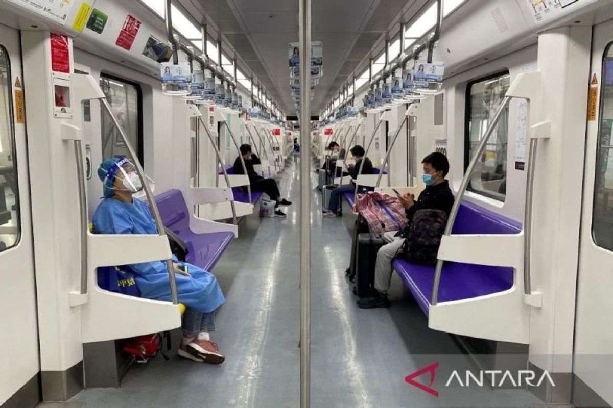 Berpose seksi di kereta metro, seorang perempuan di Shanghai ditahan polisi