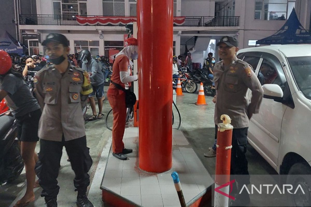 Kenaikan harga BBM, Polisi patroli malam di SPBU Kota Ambon