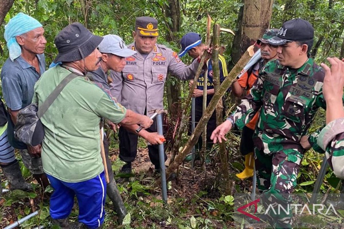 Personel gabungan amankan penanaman patok batas Kariu dan Pelauw, akhiri konflik di Haruku Maluku