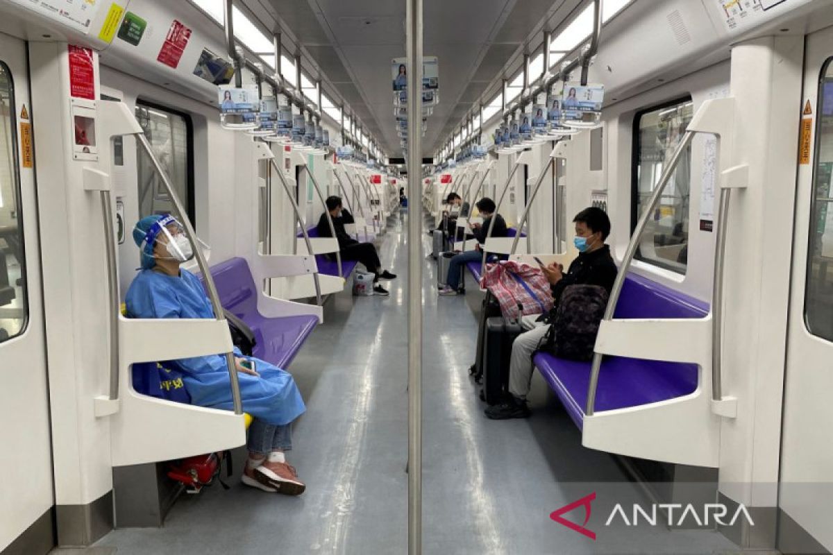 Gegara berpose seksi di kereta metro di Shanghai, seorang model ditahan polisi