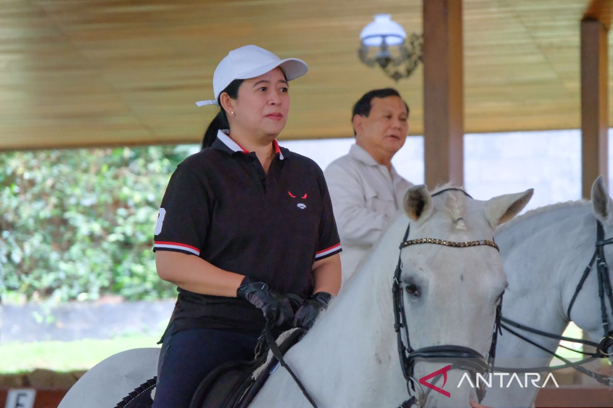 Puan Maharani diajak berkuda oleh Prabowo Subianto saat berkunjung ke Hambalang