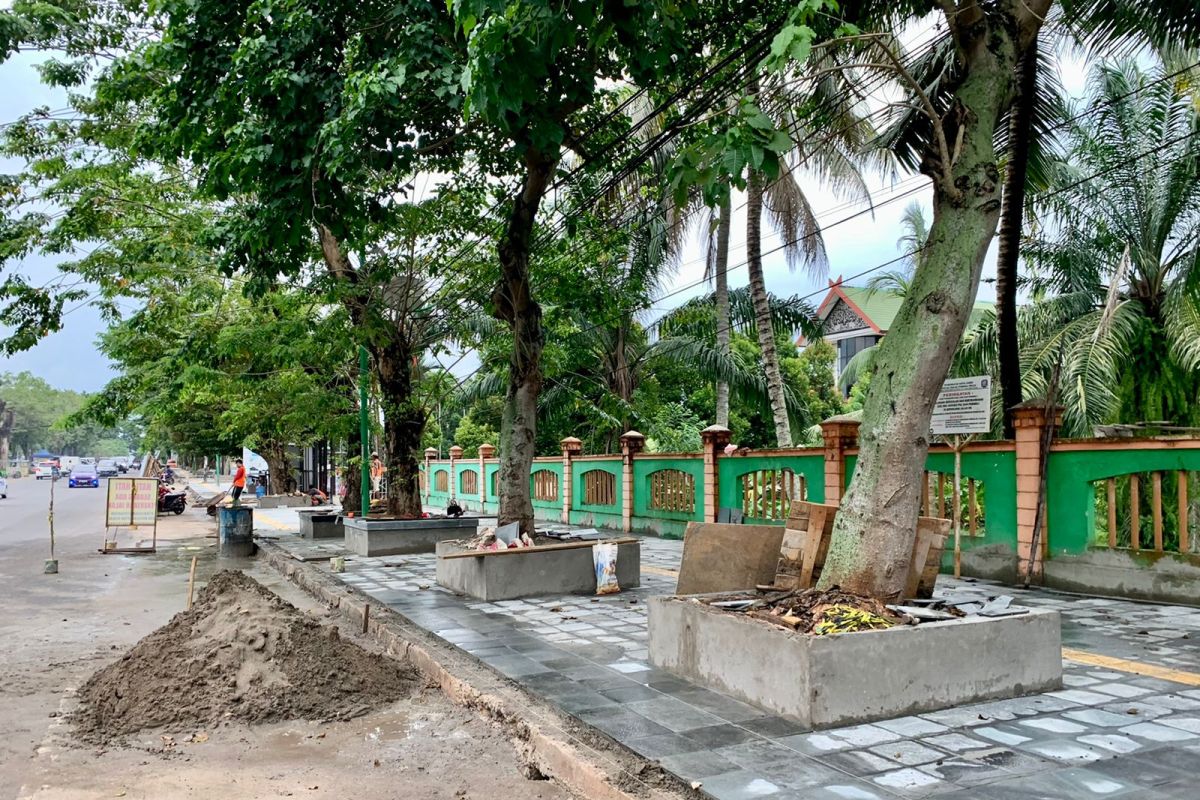 Percantik trotoar kawasan Tugu Keris